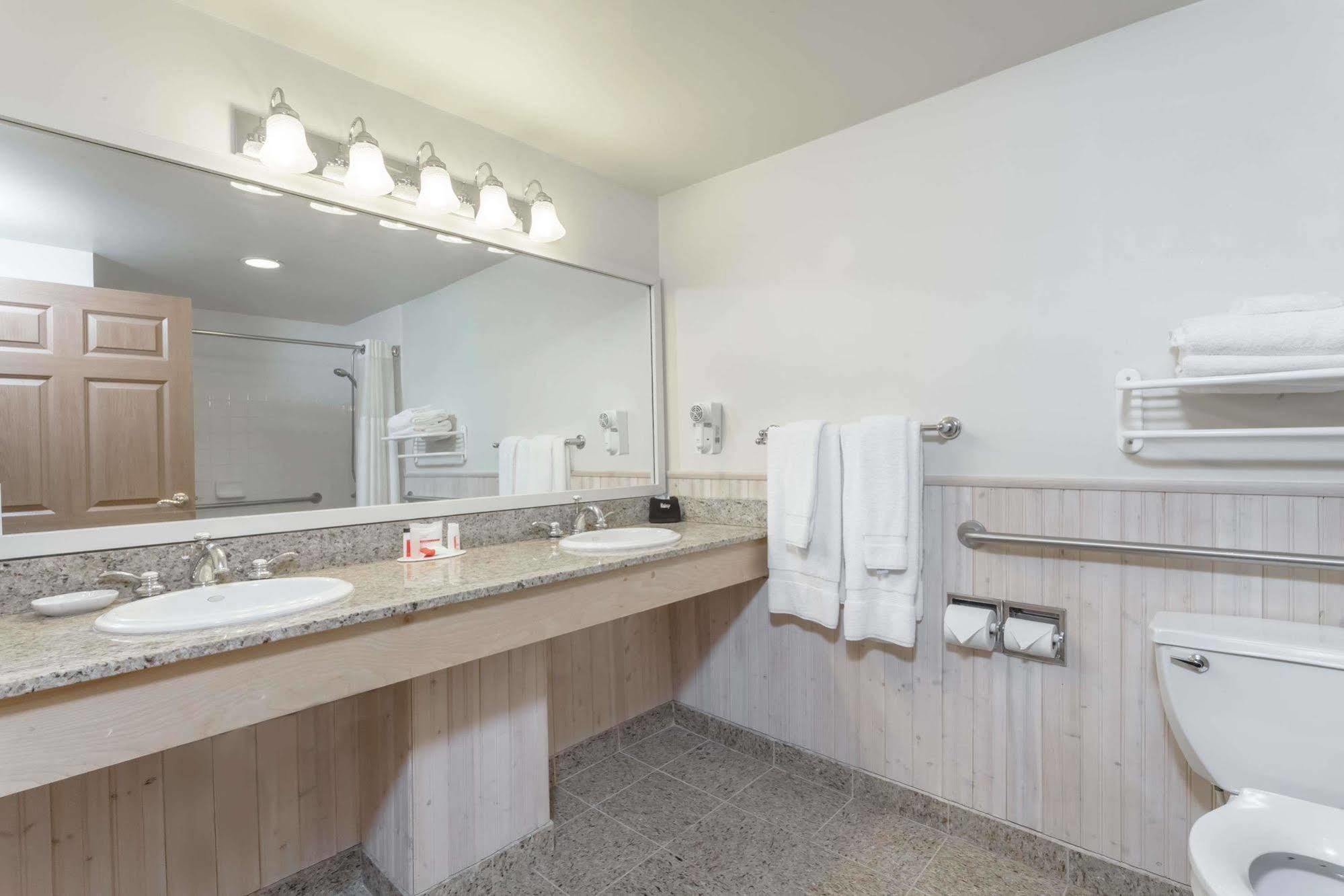 Ramada By Wyndham Rock Hill At Sullivan Center Esterno foto