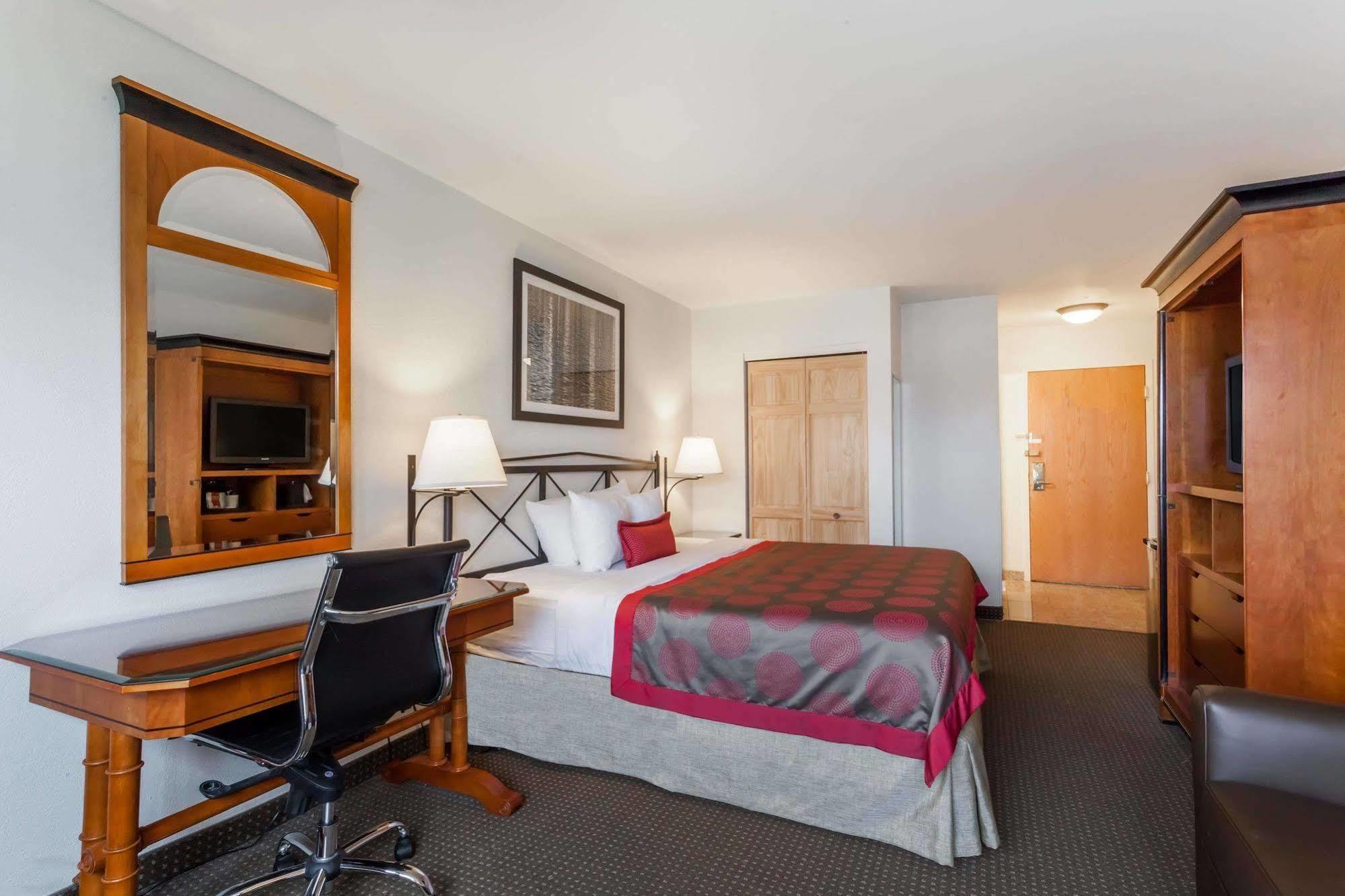 Ramada By Wyndham Rock Hill At Sullivan Center Esterno foto
